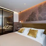 Sky Luxury Penthouse דירה
